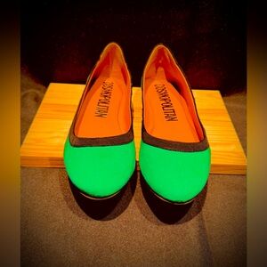 Cosmopolitan Bright Green & Black Women’s Flats. Size 10(M).